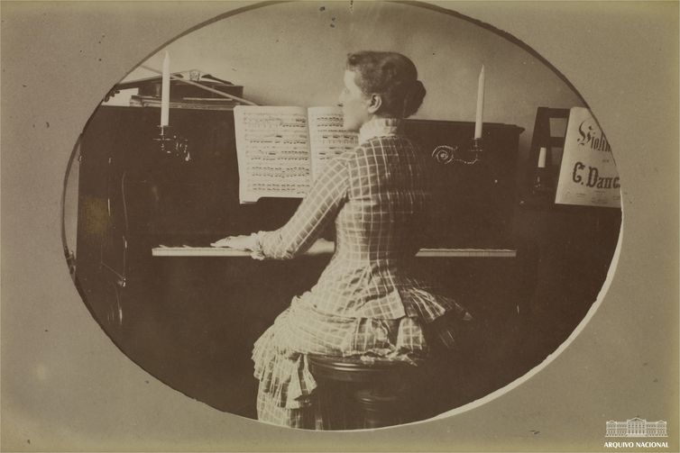 Princesa Isabel tocando piano, s.d. Arquivo Nacional. Fundo Família Vieira Tosta. - Foto: Arquivo Nacional