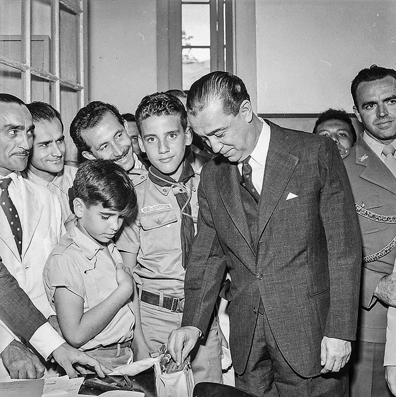 O presidente Juscelino Kubitschek vota nas eleições de 1958 (foto: TSE) 