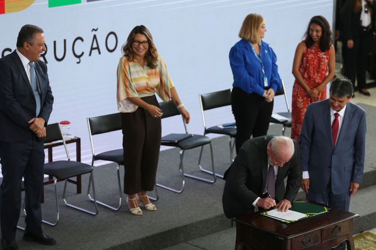 Presidente Lula assina MP que recria o Bolsa Família - José Cruz/Agência Brasil