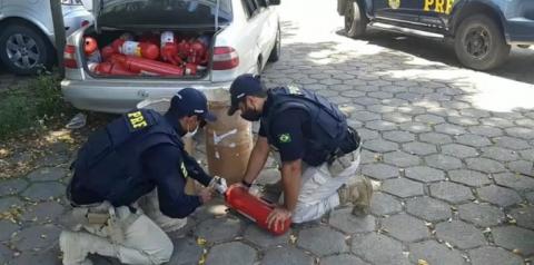PRF prende pai e filho transportando carregamento de cloridrato de cocaína escondido em extintores de incêndio