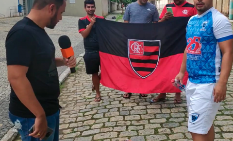 Vídeo: Torcedor do São Paulo perde aposta após derrota para Flamengo e queima camisa do time