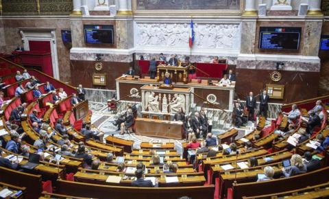 Parlamento francês aprova lei de passaporte vacinal do governo