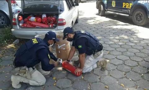 PRF prende pai e filho transportando carregamento de cloridrato de cocaína escondido em extintores de incêndio
